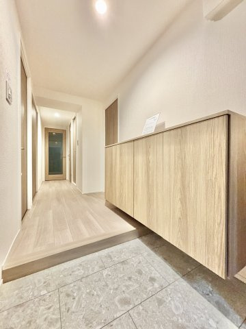 八尾市若林町１丁目の中古マンションの玄関