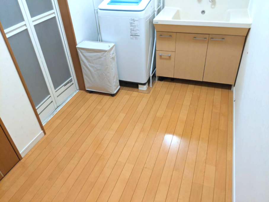 羽曳野市西浦５丁目の中古一戸建の洗面所|洗面の床はフローリングです。