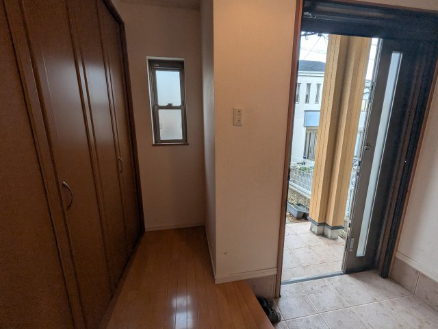 羽曳野市西浦５丁目の中古一戸建の玄関|シューズ収納以外にも収納スペースがあります