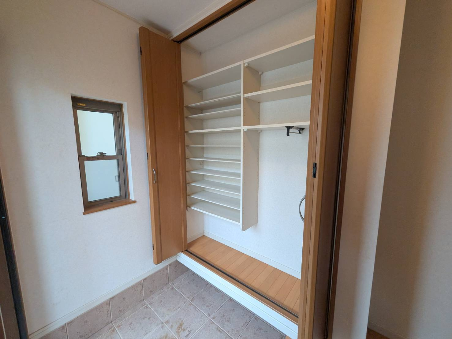 羽曳野市西浦５丁目の中古一戸建の玄関|収納力のある玄関です。