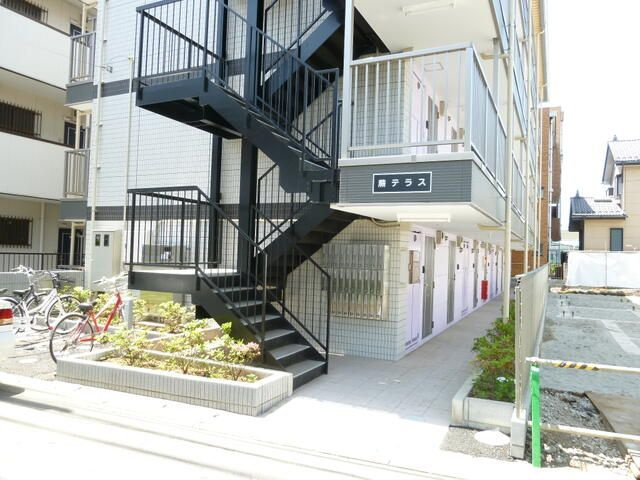 蕨市南町１丁目の賃貸マンションのエントランス