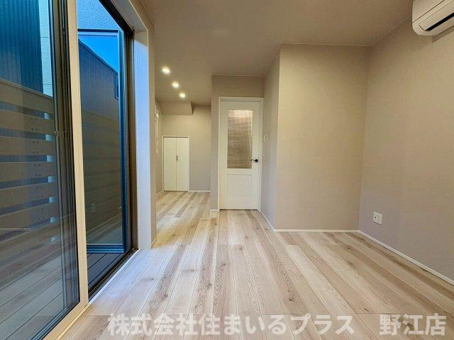 枚方市須山町　貸家の居間・リビング