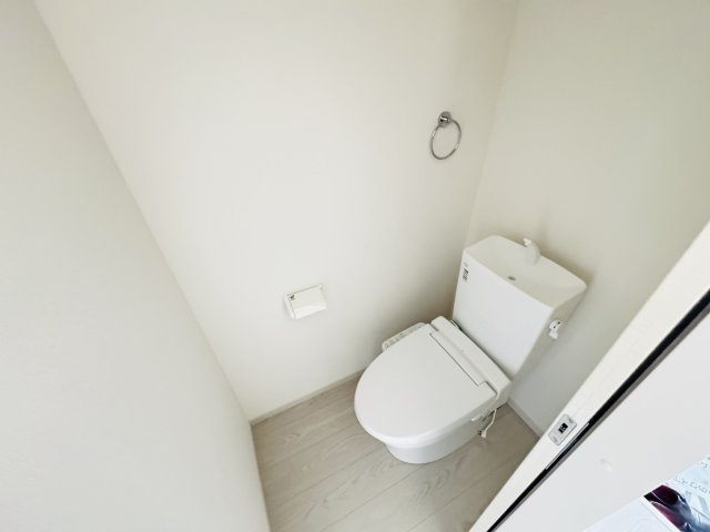 新築　高崎市聖石町1期　１号棟のトイレ|現地写真　節水タイプのウォシュレット付きトイレ、水道料節約に一役買います！
