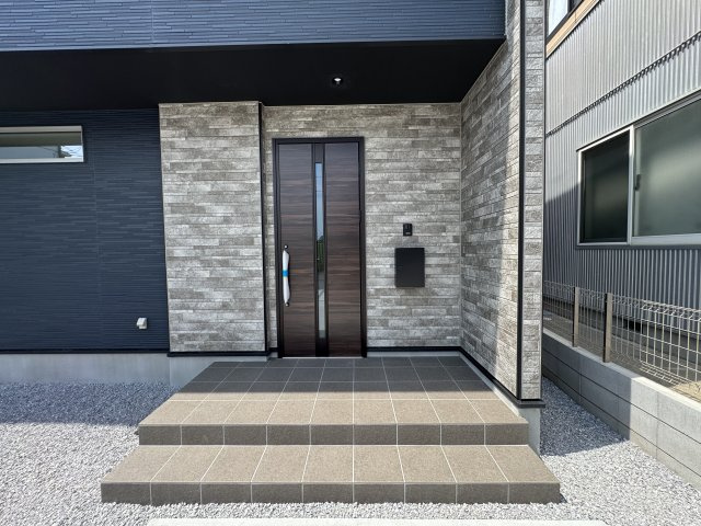 新築　高崎市聖石町1期　１号棟の玄関|現地写真　ポストと一体型のTVモニターホンでセキュリティ安心！
