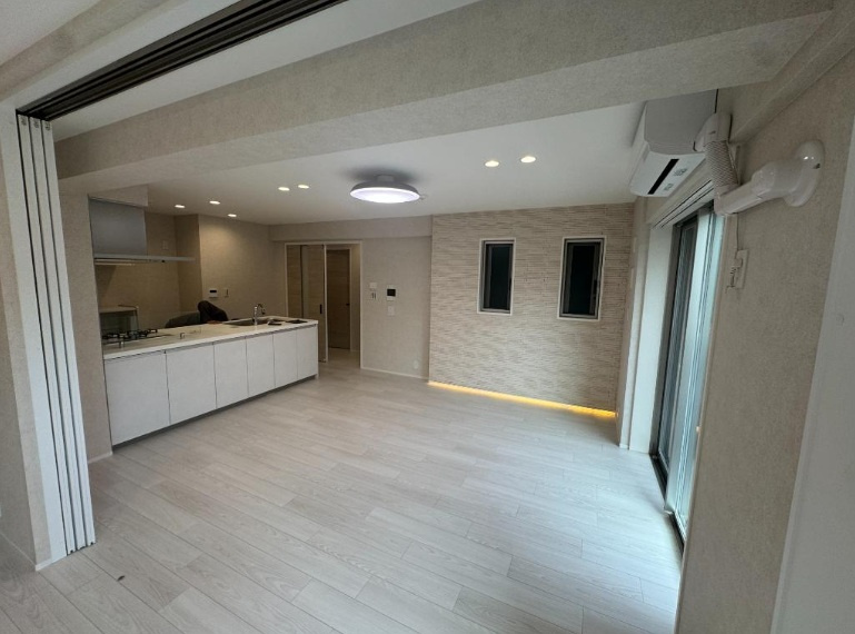 ラグシスヒルズ三軒茶屋の洋室|ラグシスヒルズ三軒茶屋：約５．２帖の洋室の引き戸を開けると、より広々とした空間としてもお使いいただけます！