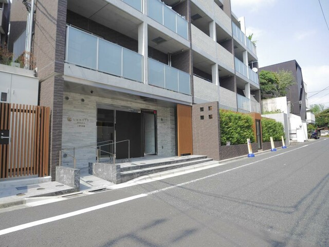 ラグシスヒルズ三軒茶屋のエントランス|ペット飼育可能！平成３０年築・オートロック＆宅配ボックス付きマンション、ラグシスヒルズ三軒茶屋は即日現地案内可能となっておりますので、お気軽にお問い合わせください！