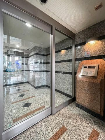 スカイコート駒沢大学のエントランス