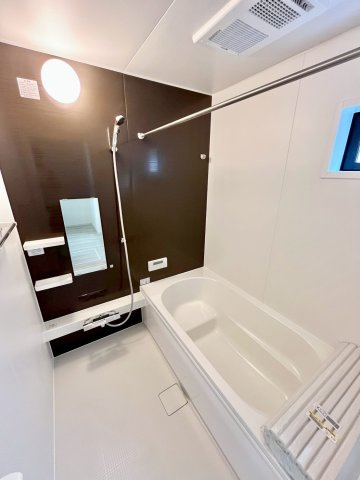 【仲介手数料無料】富士見市針ヶ谷4期―新築分譲住宅―限定1棟の浴室|一日の疲れを優しく癒す、ゆったり広々とした浴室。保温浴槽で冬もポカポカ、お湯も冷めにくい。心までほぐれる、極上のリラックス空間です。