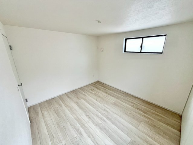【仲介手数料無料】富士見市針ヶ谷4期―新築分譲住宅―限定1棟の洋室|2面採光、やさしい光と静けさが、自然な眠りへと導いてくれる、住まいの“癒しの核”です。