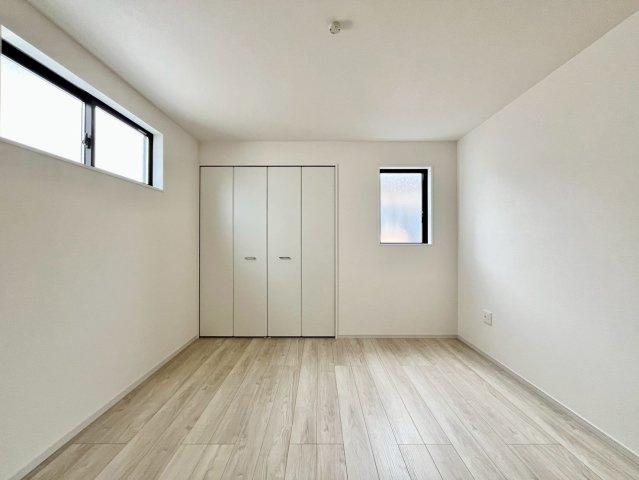 【仲介手数料無料】富士見市針ヶ谷4期―新築分譲住宅―限定1棟の洋室|2面採光で明るく風通しの良い6.5帖の洋室。使い勝手もよく、快適に過ごせる心地よい空間です。