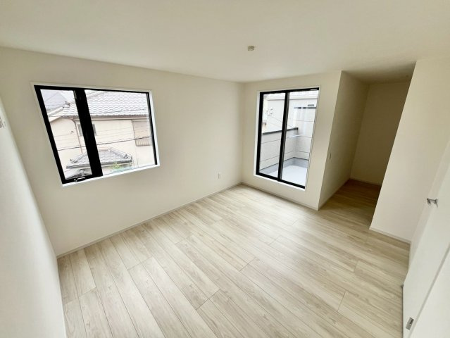 【仲介手数料無料】富士見市針ヶ谷4期―新築分譲住宅―限定1棟の洋室|南東向きバルコニーと大きな窓が生む、明るく伸びやかな居室。2面採光により光と風が巡り、時間とともに表情を変える住空間に。毎日をやさしく包み込む、上質な住まいです。