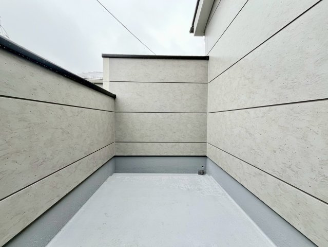 【仲介手数料無料】富士見市針ヶ谷4期―新築分譲住宅―限定1棟のバルコニー|住まわれる人だけに許された専用の快適なバルコニー。めまぐるしく過ぎ行く日々の中でゆったりとした癒しを提供してくれる居住者のプライベート空間がここにあります。