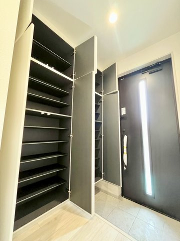 【仲介手数料無料】富士見市針ヶ谷4期―新築分譲住宅―限定1棟の収納|トールタイプの大容量シューズボックス完備。しっかりしまう場所があるから、玄関はすっきり。大容量のシューズボックスで、暮らしの第一印象を整えます。