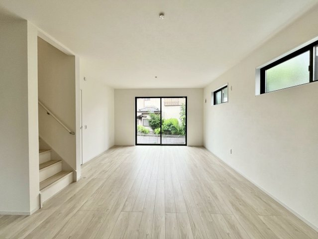 【仲介手数料無料】富士見市針ヶ谷4期―新築分譲住宅―限定1棟の居間・リビング|家族が自然と顔を合わせやすいリビングイン階段。帰宅後の動線がリビングを通るため、コミュニケーションが生まれやすい設計。空間のアクセントにもなり、開放感ある住まいを演出します。
