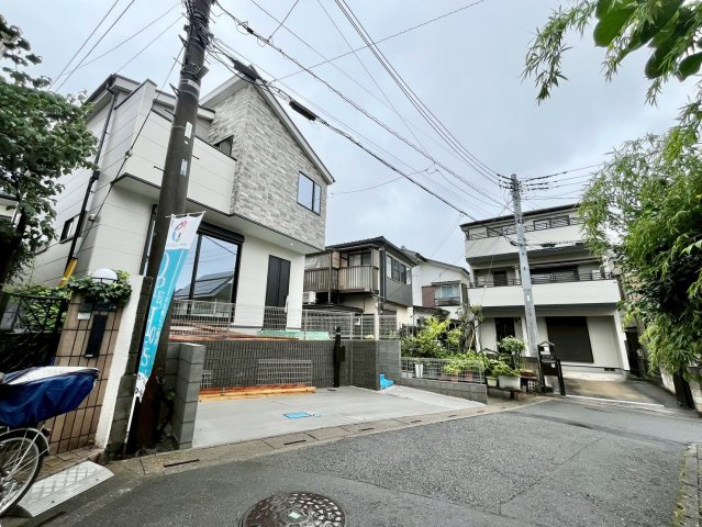 【仲介手数料無料】富士見市針ヶ谷4期―新築分譲住宅―限定1棟の前面道路含む現地写真|光と風が入り込む贅沢なゆとり空間。明るく暖かい日差しがさんさんと降り注ぐ好立地です。現地の陽当たりや周辺環境をぜひご確認ください。