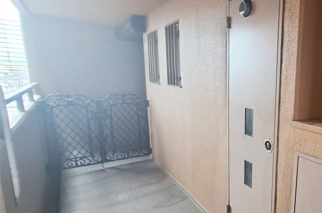 ふぁみーゆ松原・柴垣の玄関|専用ポーチ：戸建てのような独立感を感じられる専用ポーチ付き。