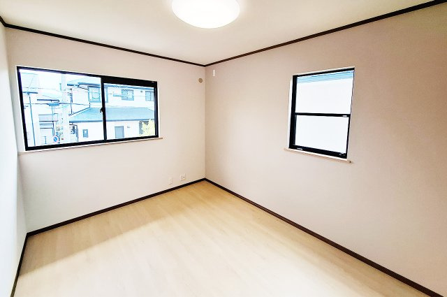 富田林市小金台の洋室|洋室1：フロアタイルを上貼り・クロスを貼替えるなどリフォーム済み。