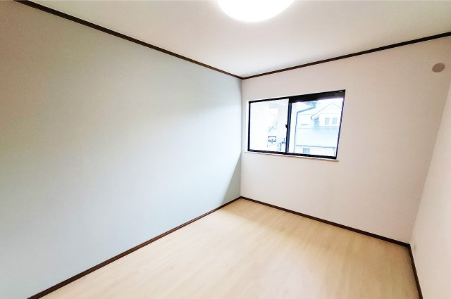 富田林市小金台の子供部屋|洋室2：フロアタイルを上貼り・クロスを貼替えるなどリフォーム済み。