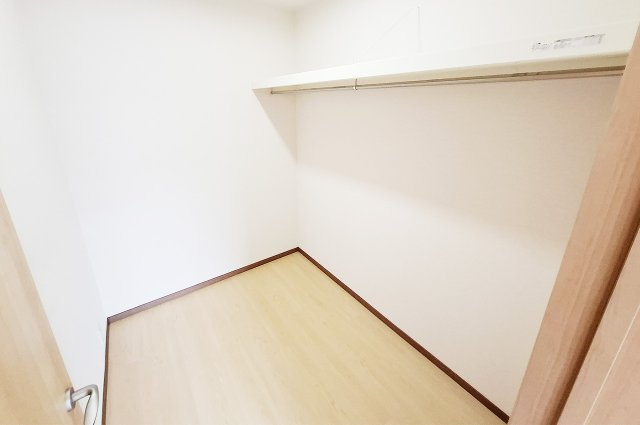 富田林市小金台の収納|洋室3ウォークインクローゼット：収納力があり、洋服や小物がすっきりと片付きます。