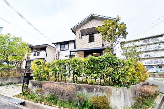 富田林市小金台の外観|外観：植栽のある落ち着いた外まわりです。