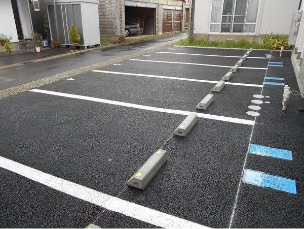 アルモ(Almo)の駐車場