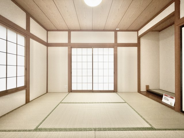 細江町 中川の和室|1階 約6帖の和室は床の間と押入れがあり、畳表も交換済です。来客用にも活用できますね。