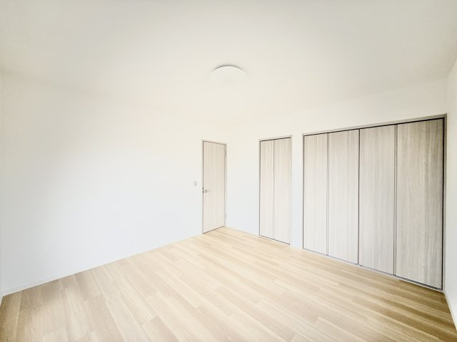 細江町 中川の洋室|2階 こちらの洋室は明るく広々としていて、大きな収納もあり主寝室としてお使いいただけますよ☆