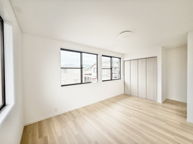 細江町 中川の洋室|2階 こちらの洋室は、窓が多くとても明るいお部屋です。お子様のお部屋にいかがでしょうか。