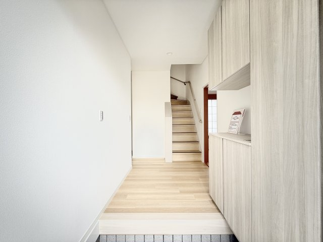 細江町 中川の玄関|玄関側から撮影してみました。ナチュラルな色合いの玄関ですよ。