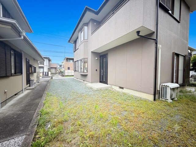 細江町 中川の庭|玄関前のスペースになります。ちょっとしたガーデニングなど楽しめますね♪