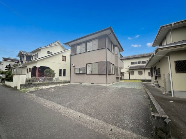 浜名区 細江町 中川の駐車場|物件前には駐車スペースがあり、車種にもよりますが3台分は駐車可能です。