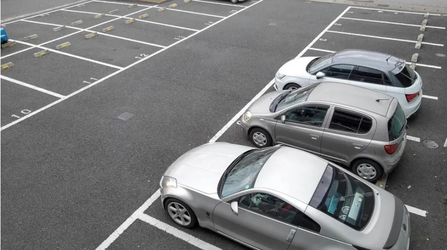 レオネクストウエストの駐車場