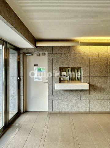 東急ドエルアルス大島の受付|【宅配ボックス】在宅時・不在時に関わらず、居住者の代わりに非対面で宅配物を受け取ってくれる便利な設備です。わかりやすくご説明致しますので見学時にはお部屋だけではなく共用部分もぜひチェックしてください。