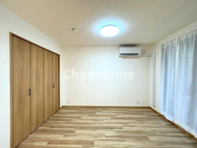 東急ドエルアルス大島の寝室|【寝室】心と体をゆったりと安らげる主寝室。寝室のゆとりが大きい分だけ、暮らしの安らぎは深まります。一日の疲れを癒すだけでなく、ご夫婦の親密な語らいを紡ぎ出します