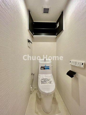 東急ドエルアルス大島のトイレ|【トイレ】 収納スペースをしっかりと確保した温水洗浄便座機能付きトイレ。温水洗浄便座は清潔にお使いいただくための大切なアイテムです。