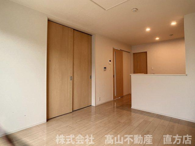 直方市大字感田のアパートの居間・リビング
