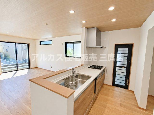 中央線 武蔵小金井駅 10分 新築戸建 小金井市緑町5丁目のキッチン|リビング全体を見渡せる開放的な対面キッチン。勝手口が配されており、ゴミ出しやちょっとした出入りにも重宝します。