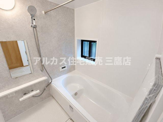 中央線 武蔵小金井駅 10分 新築戸建 小金井市緑町5丁目の浴室|清潔感あふれるシンプルな浴室空間。小窓が付いているため自然光が入り、使用後の換気にも配慮された設計です。