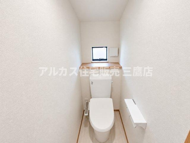 中央線 武蔵小金井駅 10分 新築戸建 小金井市緑町5丁目のトイレ|白を基調としたすっきりとしたトイレ空間。奥には小物を置けるカウンターと小窓が配され、清潔で快適にお使いいただけます。
