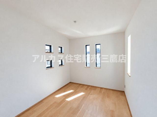 中央線 武蔵小金井駅 10分 新築戸建 小金井市緑町5丁目の洋室|複数の窓から心地よい自然光が入る明るい室内。シンプルな内装デザインで、家具の配置もしやすいレイアウトです。