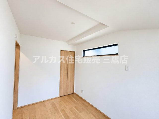 中央線 武蔵小金井駅 10分 新築戸建 小金井市緑町5丁目の洋室|折れ戸タイプのクローゼットを備えた洋室。天井付近の高窓から優しい光を取り込み、プライバシーにも配慮されています。