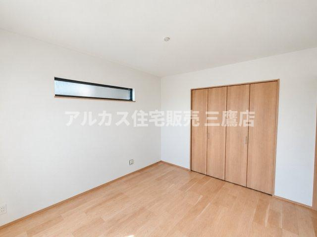 中央線 武蔵小金井駅 10分 新築戸建 小金井市緑町5丁目の洋室|大型のクローゼットが目を引くお部屋。スリット窓が配置されており、壁面を活かしたインテリアレイアウトを楽しめます。