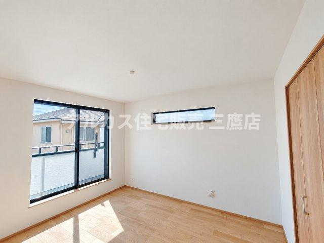 中央線 武蔵小金井駅 10分 新築戸建 小金井市緑町5丁目の洋室|大きな窓から豊かな陽光が差し込む洋室。バルコニーに面した明るい空間で、主寝室や子供部屋など多目的にご活用いただけます。