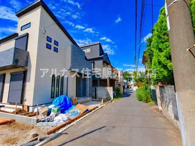 中央線 武蔵小金井駅 10分 新築戸建 小金井市緑町5丁目の前面道路含む現地写真|スタイリッシュな外観デザインと前面道路の様子。落ち着いた住宅街に位置し、周辺環境の良さが伺えます。