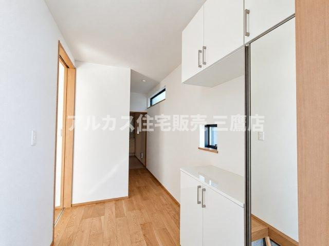 中央線 武蔵小金井駅 10分 新築戸建 小金井市緑町5丁目の玄関|明るい木目のフローリングと白を基調とした清潔感のある玄関ホール。スッキリとした廊下が奧へとつながります。