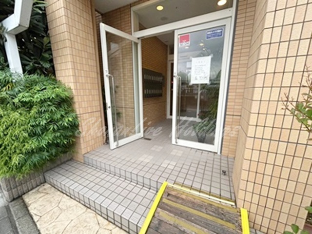 横浜市西区中央１丁目の賃貸マンションのエントランス