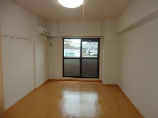 横浜市神奈川区三ツ沢上町の賃貸マンションの居間・リビング