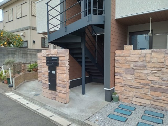 川崎市多摩区西生田４丁目のアパートのエントランス