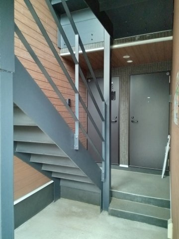 川崎市多摩区西生田４丁目のアパートのエントランス