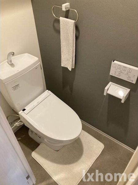 ビエラコート岸部中のトイレ|落ち着いた色調のトイレです